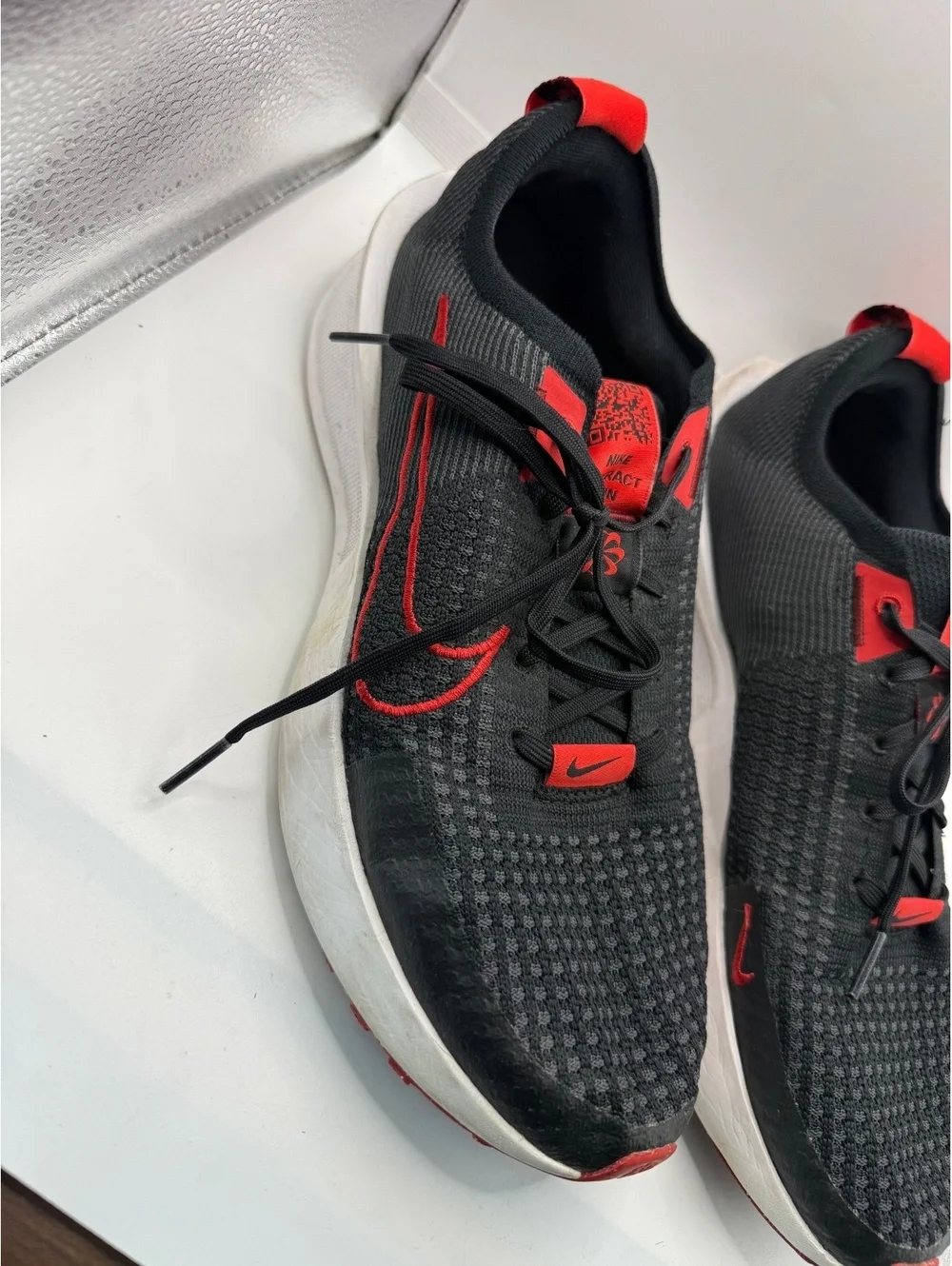 Nike Running Men's Black and Red Athletic Shoes Size 10.5